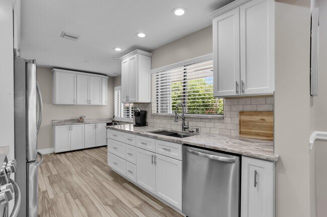 Building Photo - 60 Pelican Pointe Dr