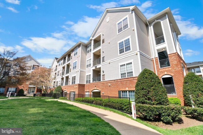 Building Photo - 4852 Eisenhower Ave