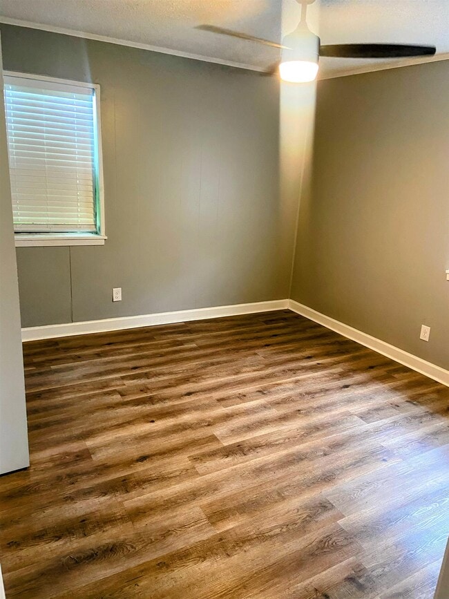 Building Photo - 453 Crestmont Cir