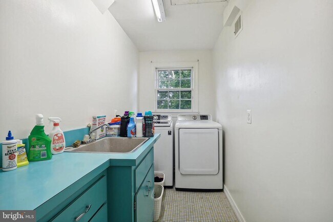 Building Photo - 6308 Lenox Rd