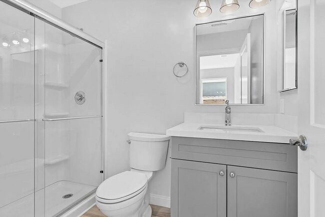 Building Photo - 4 bed 3 bath Prime Location!