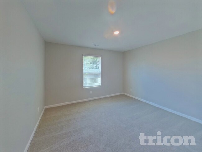 Building Photo - 2124 Southlea Dr