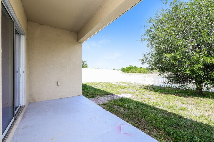 Building Photo - 10540 Whispering Hammock Dr