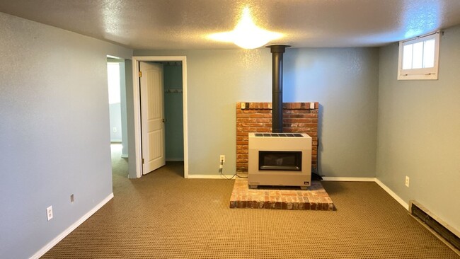 Building Photo - Cozy Farmhouse