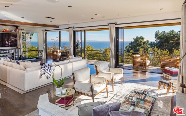 Building Photo - 3900 Villa Costera
