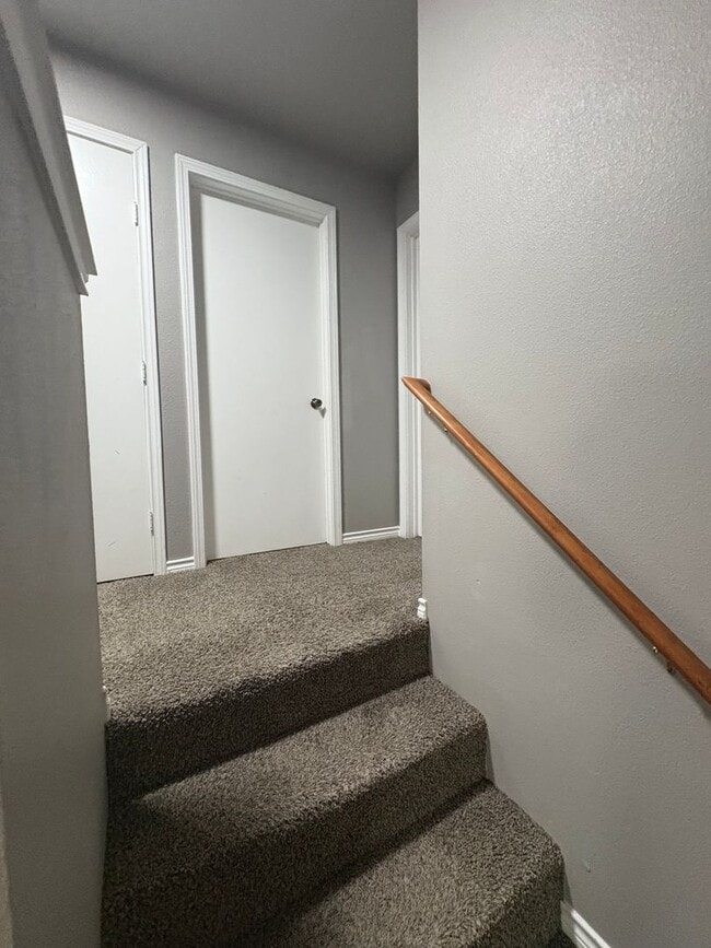 Building Photo - Newly Renovated Town-home