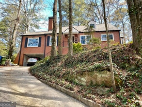 Building Photo - 487 Lakeshore Dr NE