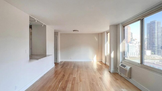 Building Photo - 555 Main St