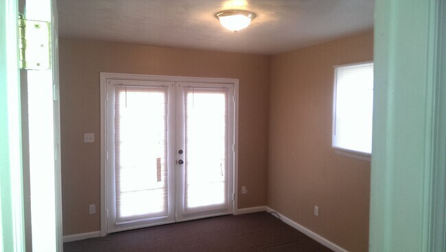 Building Photo - 3BR 1.5BA Single family home