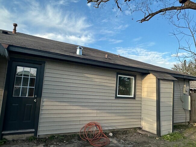 Building Photo - 1110 Armor Ave