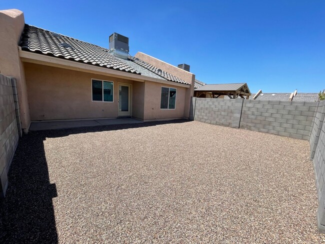 Building Photo - 3 Bedroom Townhome in Desert Sky!