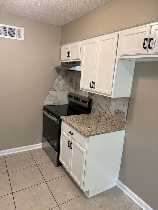 Building Photo - 2881 Normandy Dr