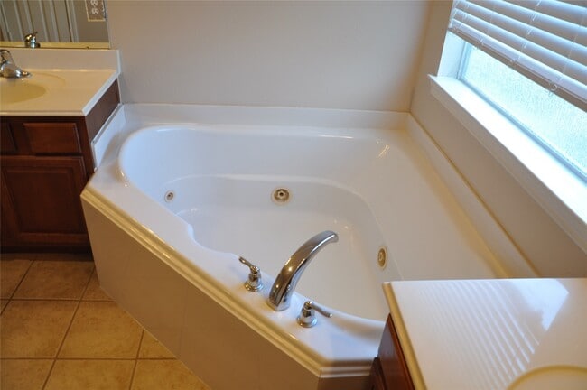 Building Photo - 2170 Brittany Colony Dr