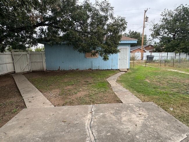Building Photo - 1308 S Lea Ave