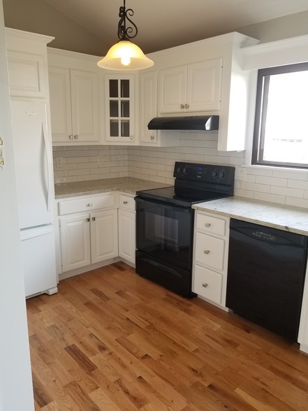 kitchen - 285 Queen St