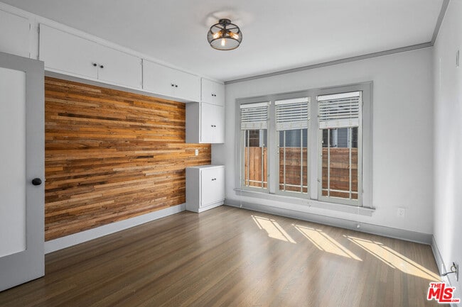 Building Photo - 1809 W 43rd St