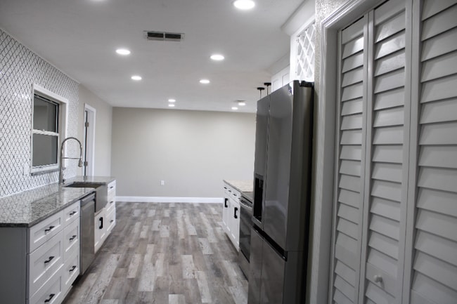 Building Photo - 208 S Lucille St