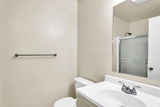 Building Photo - Great three bedroom/two bath single level corner townhome in UTC!