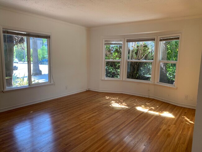 Building Photo - 416 N Doheny Dr