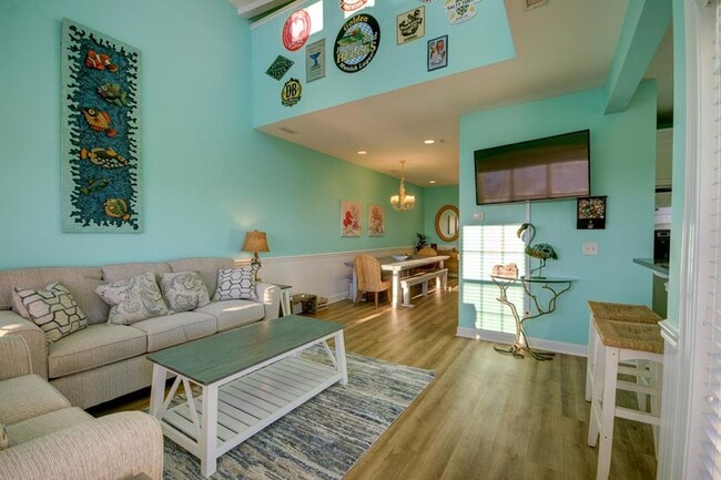 Building Photo - 5BR, 4BA Townhome - Pet Friendly with Beac...