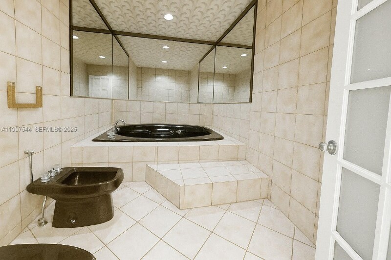 Building Photo - 1915 Country Club Prado