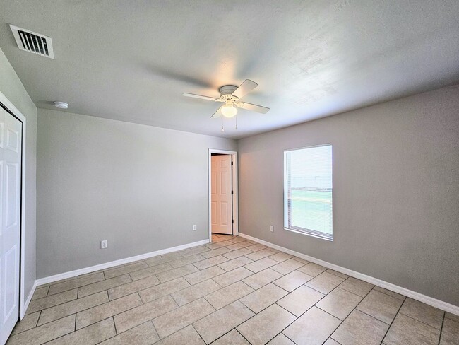 Building Photo - Like New  3 bedroom, 2bath 1 car garage