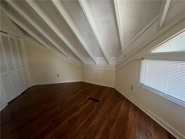 Building Photo - 3208 Lake Rd Cir
