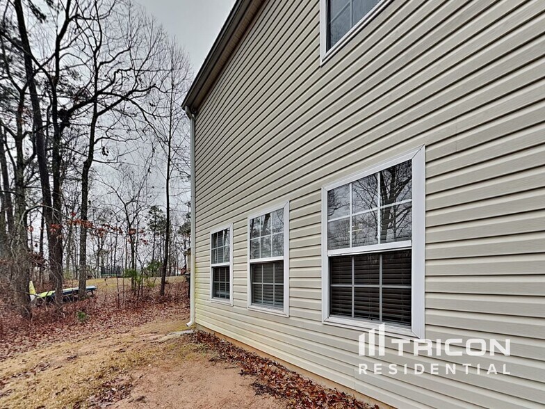 Building Photo - 8665 River Rock Ct