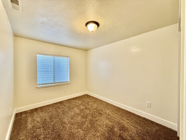 Building Photo - 6928 Village River Ln