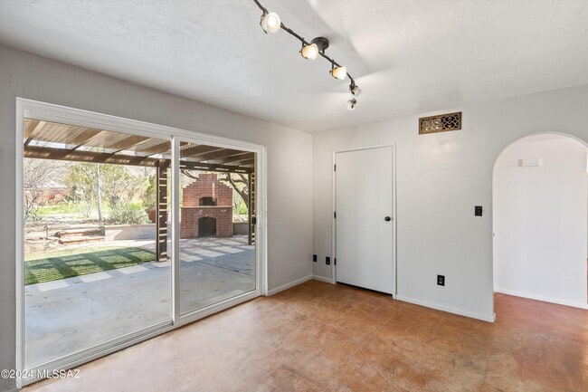Building Photo - 8801 E Buckboard Rd