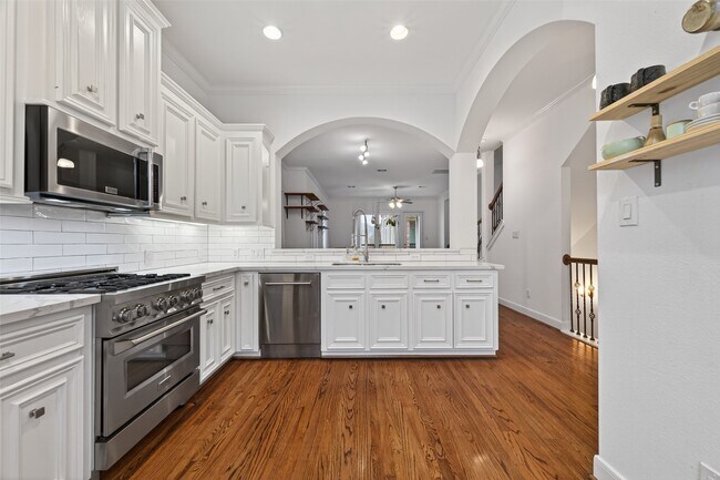 Building Photo - 2308 Bastrop St