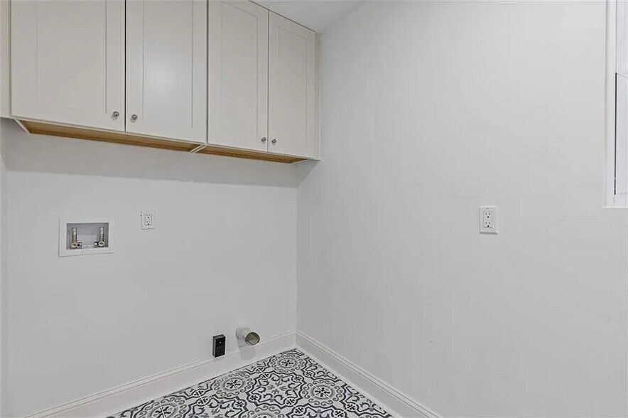 Building Photo - Room in House on Bay Leaf Dr SE