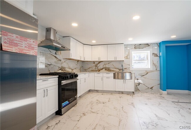 Building Photo - 599 Albany St