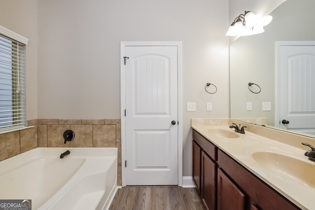 Building Photo - 4944 Longview Run