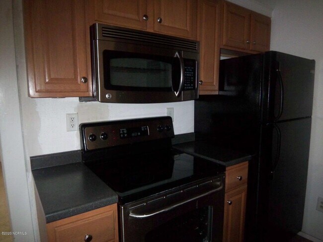 Building Photo - 705 E 5th St