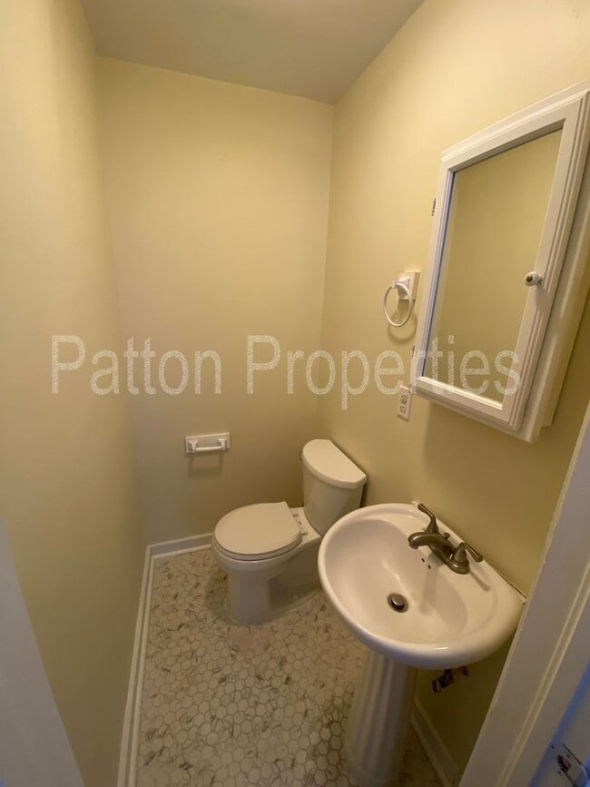 Building Photo - English Heights