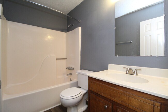 Building Photo - Updated 2BD/2BA Apartment in North Pensaco...