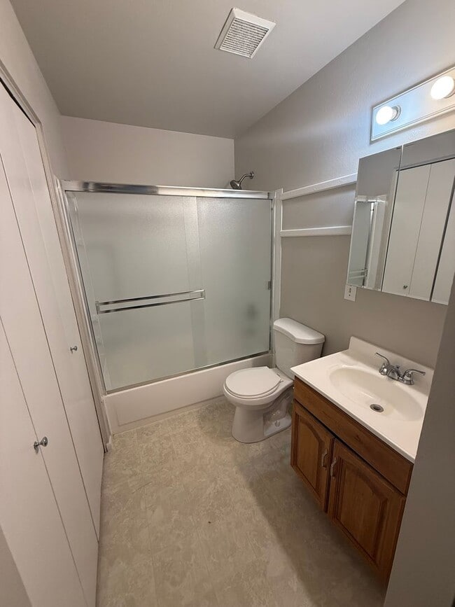 Building Photo - Spacious 3 Bedroom 2 Bath Lakewood Home