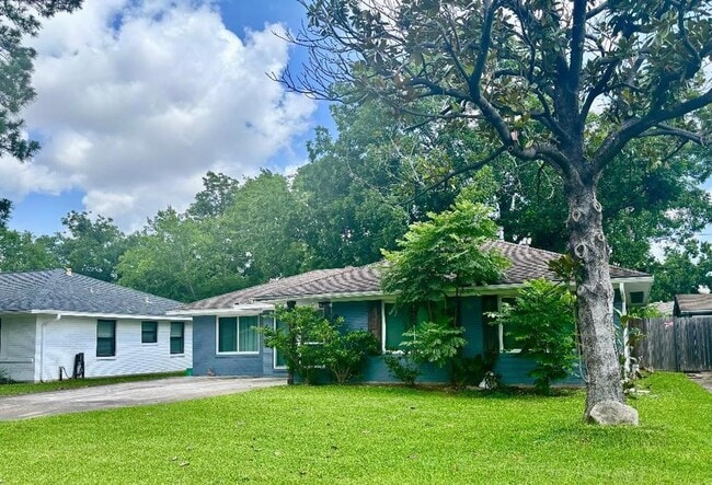 Building Photo - 2306 Hialeah Dr