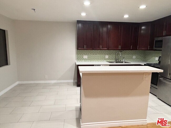 Building Photo - 2488 Beachwood Dr