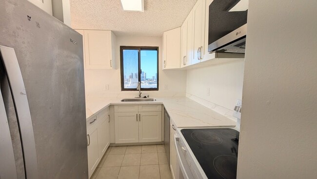 Building Photo - Newly remodeled Large 3 bed/2 bath/2 parking end unit with ocean and city views