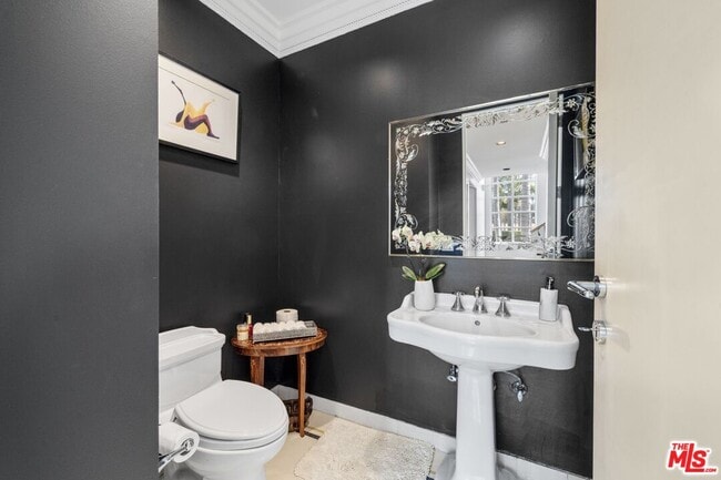 Building Photo - 910 N Crescent Dr