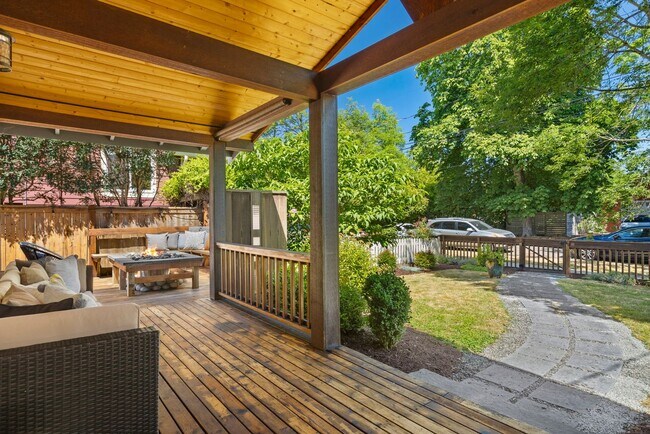 Building Photo - Modern Retreat in the Heart of Capitol Hil...