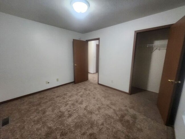Building Photo - 2 Bedroom Lower Apartment