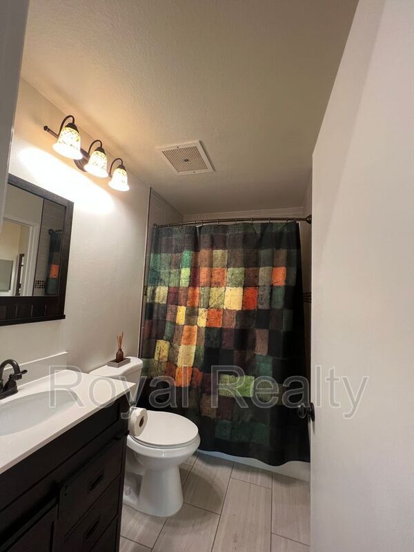 Building Photo - 140 Uwapo Rd