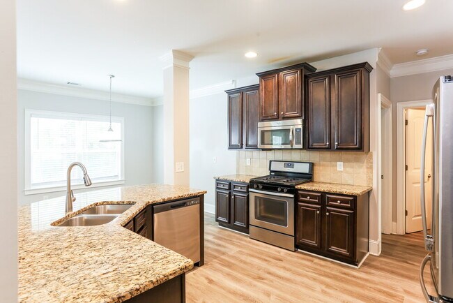 Building Photo - 402 Silver Oak Dr