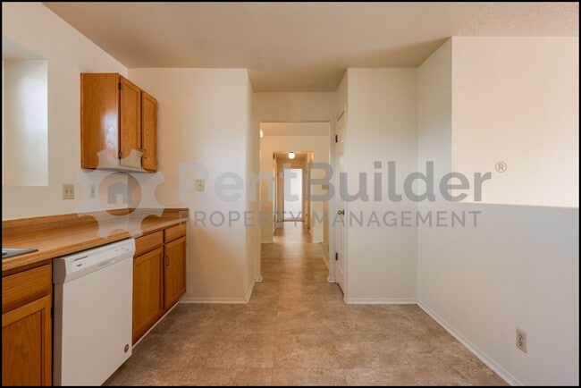 Building Photo - !!!PRICE INPROVMENT JUST IN TIME FOR SCHOO...