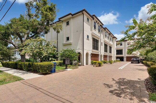 Building Photo - 3215 W De Leon St