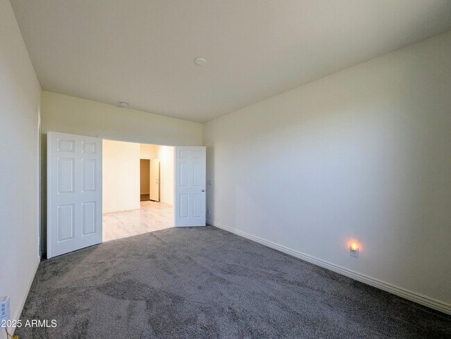 Building Photo - 6952 W Golden Ln
