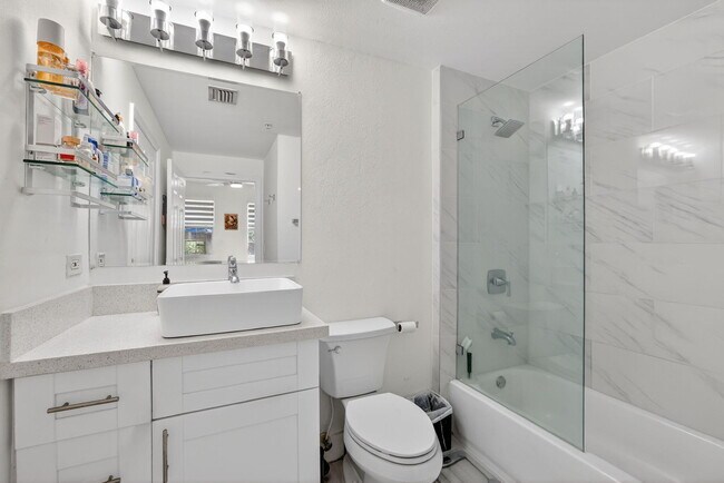 Building Photo - 533 NE 3rd Ave